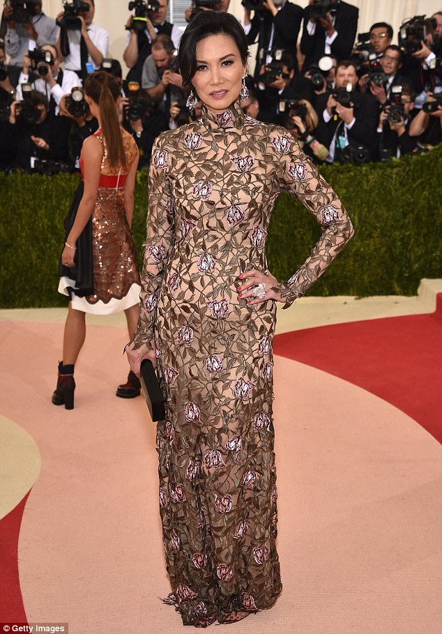 33C0BCBA00000578-0-Wendi_Deng_stunned_at_New_York_s_Met_Gala_in_one_of_the_few_publ-m-91_1462250117152