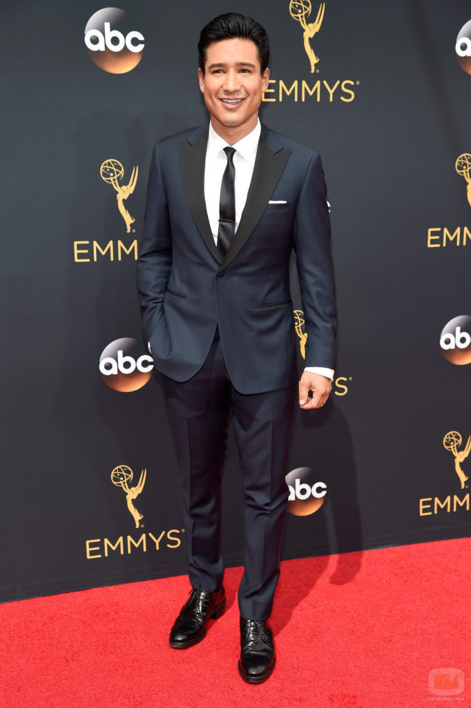 52588_mario-lopez-alfombra-roja-emmy-2016